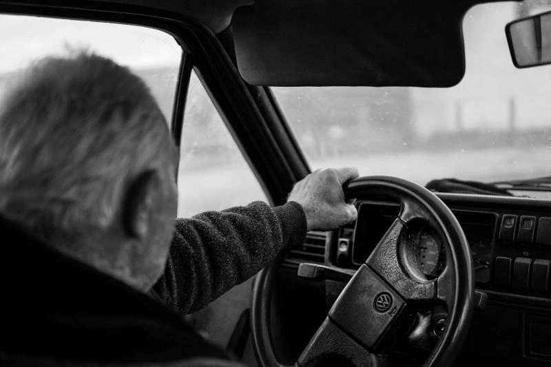 Can you drive after TMS treatment? A person sitting behind the wheel and driving a car during everyday travel.